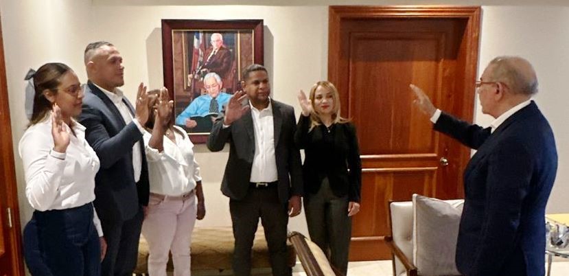 Grupo-de-abogados-de-La-Vega-se-juramentan-en-el-PLD-1-2.jpeg