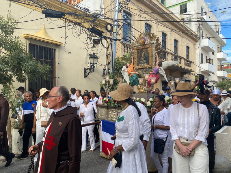 devotos-rinden-homenaje-a-nuestra-senora-de-la-altagracia-en-conmovedora-procesion