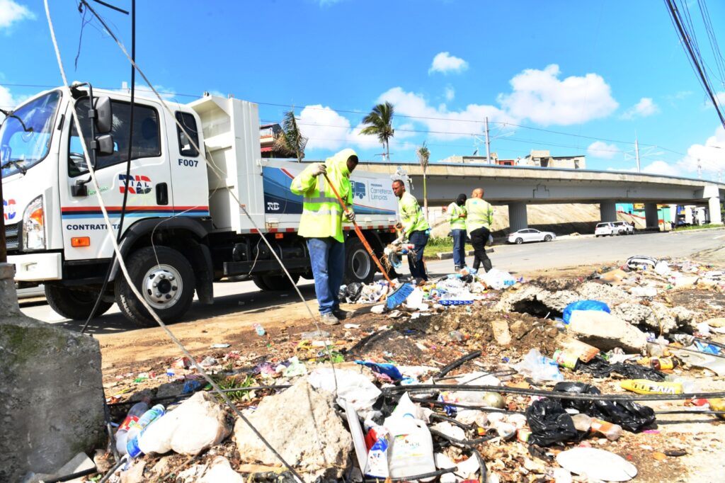 Recogen el basurero alrededor de la Linea 2C Los Alcarrizos