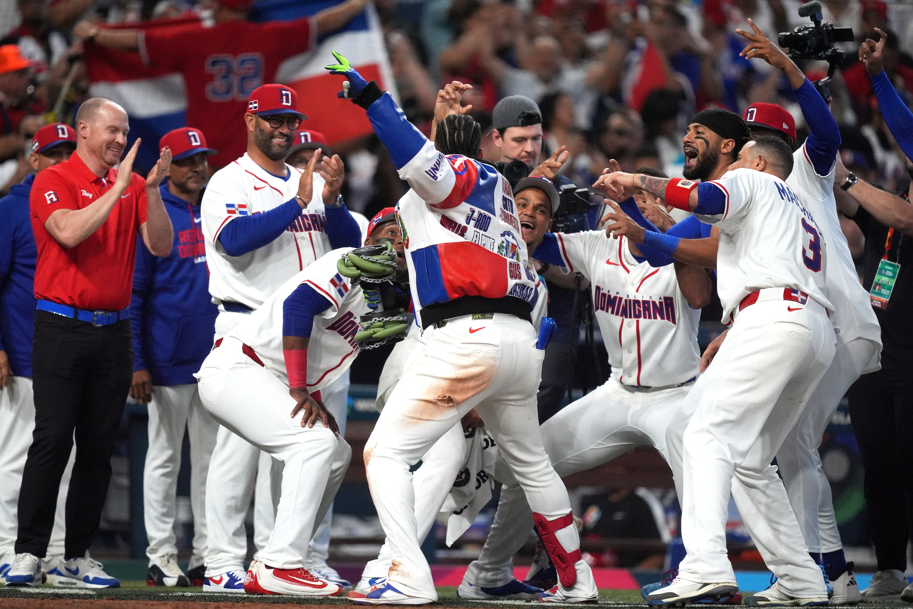 Jugadores y personal de República Dominicana celebran jonrón.