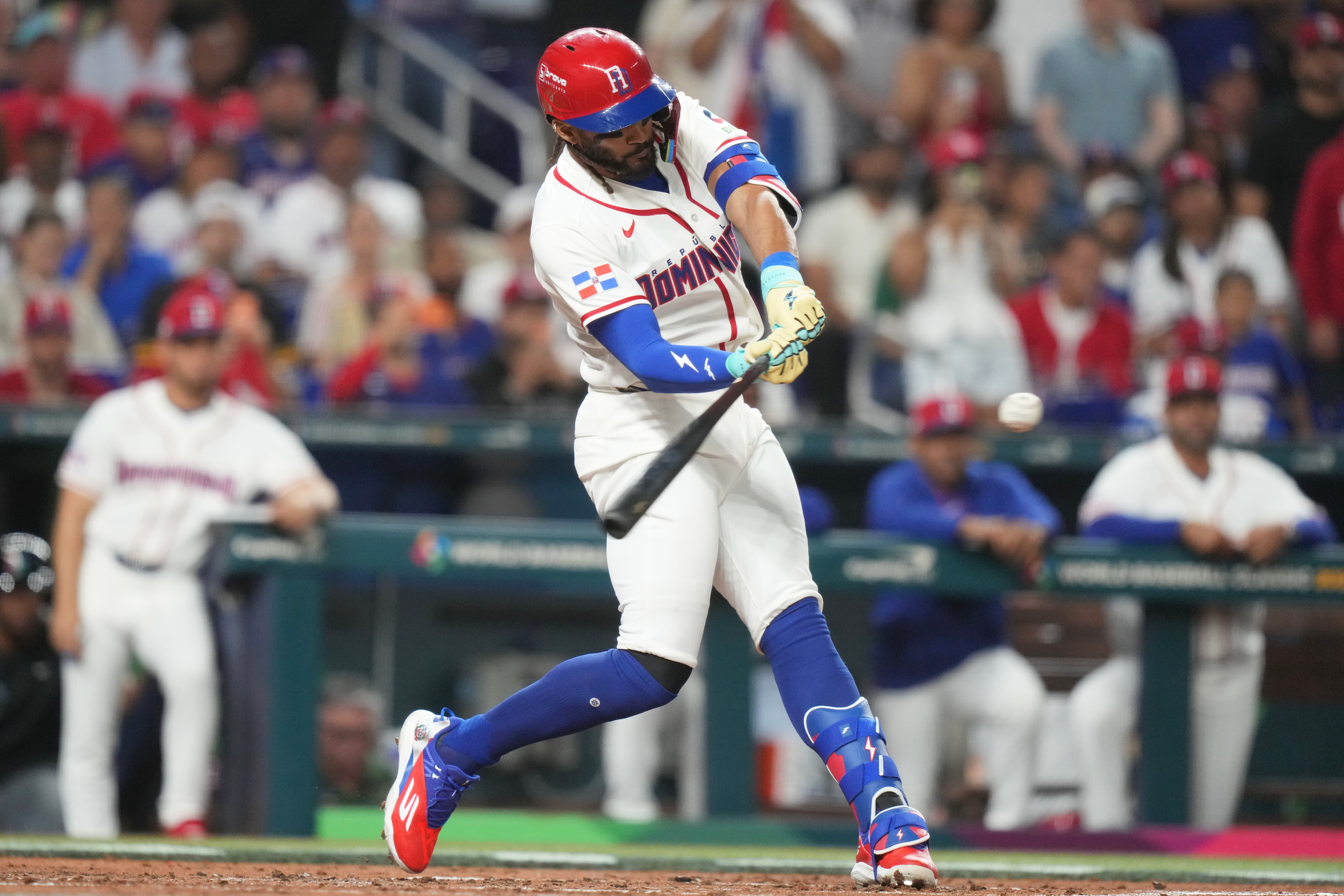Fernando Tatis Jr. conecta un sencillo durante un partido del Clásico Mundial de Béisbol contra Nicaragua, el 6 de marzo de 2026.