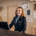 funciones-de-un-recepcionista-de-hotel.jpg