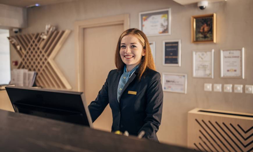 funciones-de-un-recepcionista-de-hotel.jpg