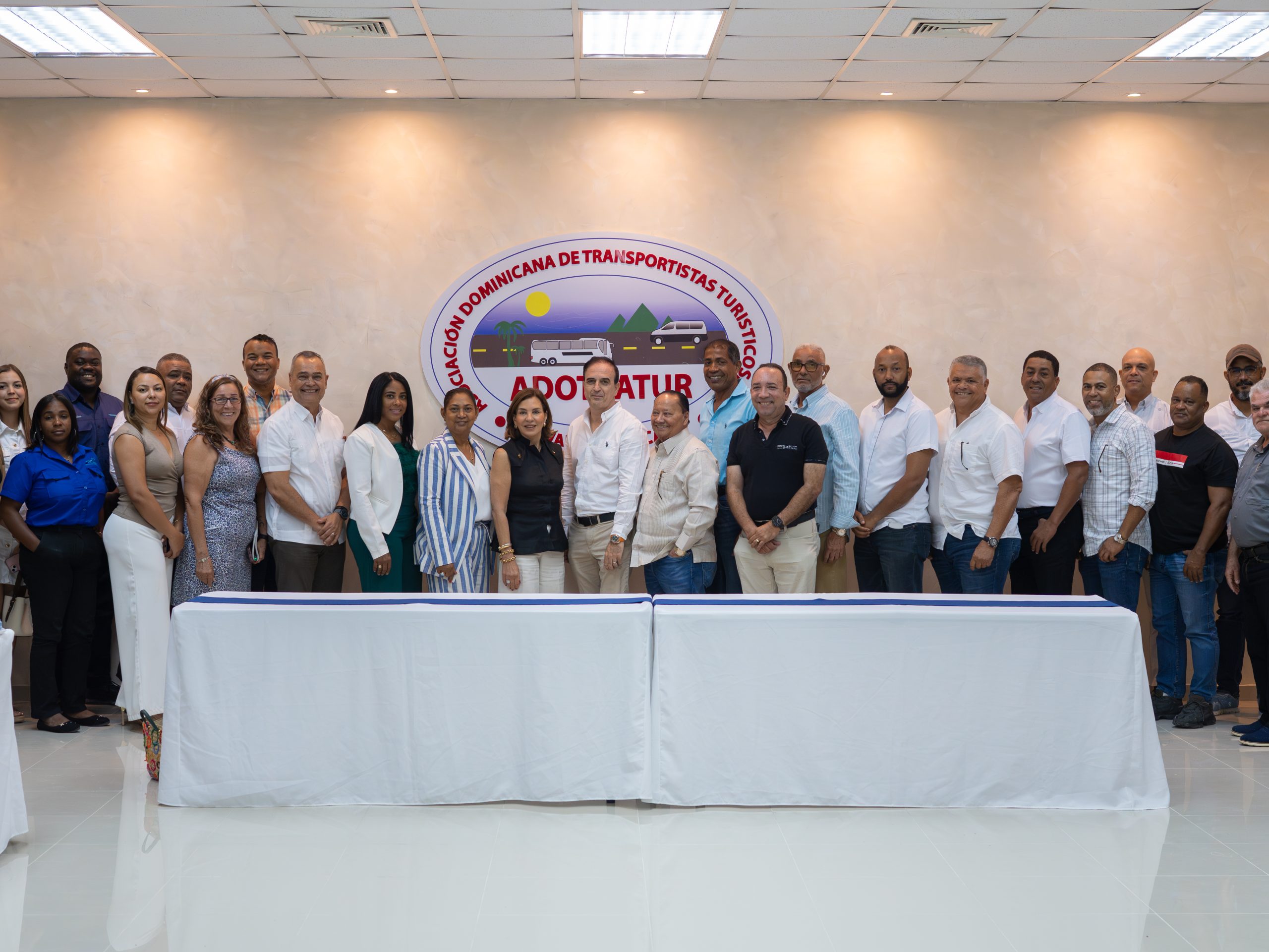 ADOTRATUR-y-el-Centro-Cultural-Rainieri-formalizan-alianza-para-acercar-la-cultura-a-estudiantes-de.jpeg