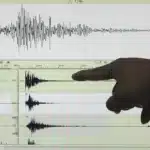 Sismógrafo en el que se observa el reporte de un sismo.