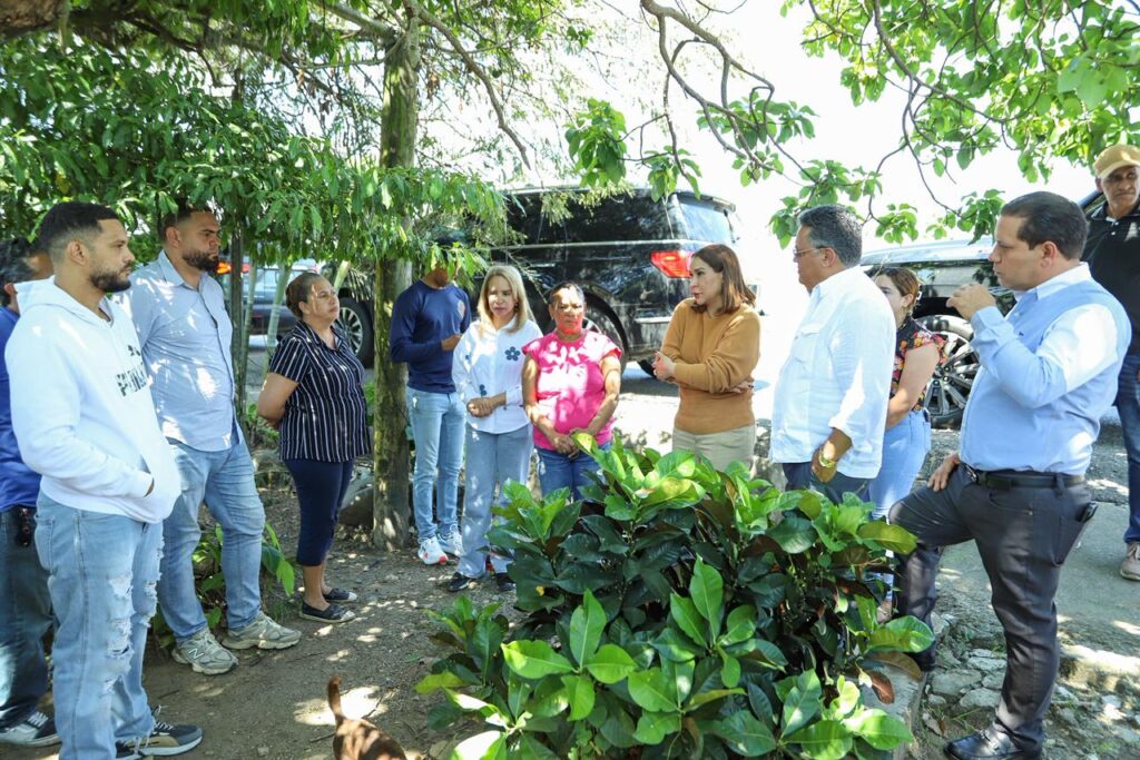 Supérate visita comunidades afectadas por lluvias en La Vega