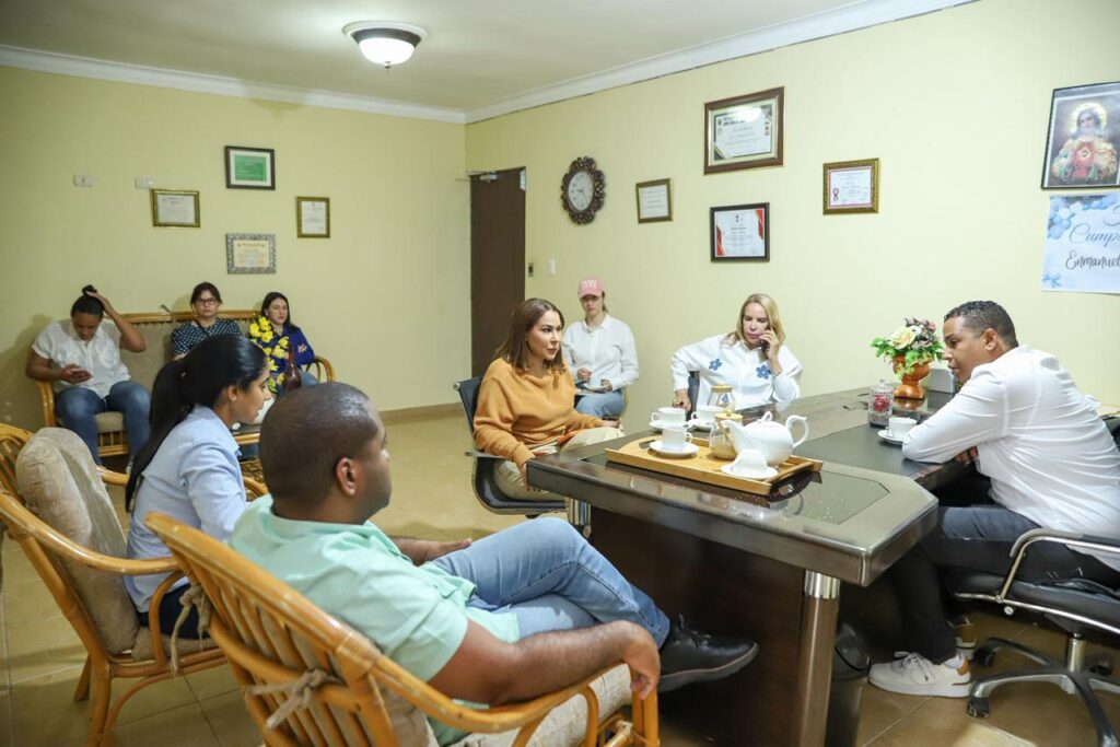 Supérate visita comunidades afectadas por lluvias en La Vega
