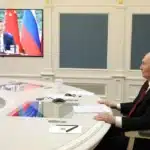 El presidente ruso Vladimir Putin durante su reunión con el presidente chino Xi Jinping por videoconferencia. EFE/EPA/Vyacheslav Prokofyev.