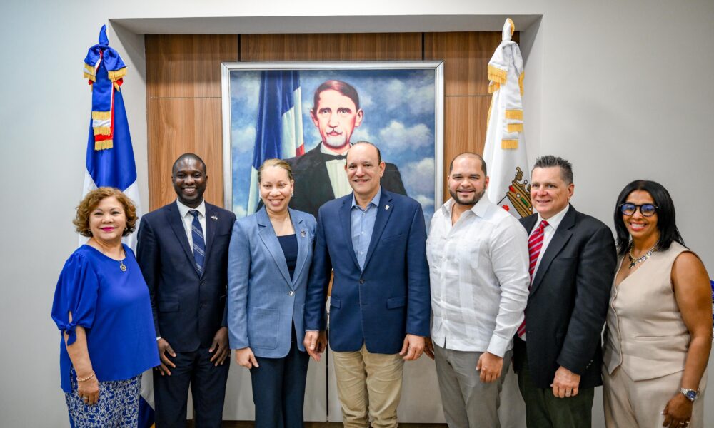 Alcalde-Ulises-Rodriguez-recibe-delegacion-de-Nueva-York-para-fortalecer-vinculos-comerciales-y-de-c.jpeg