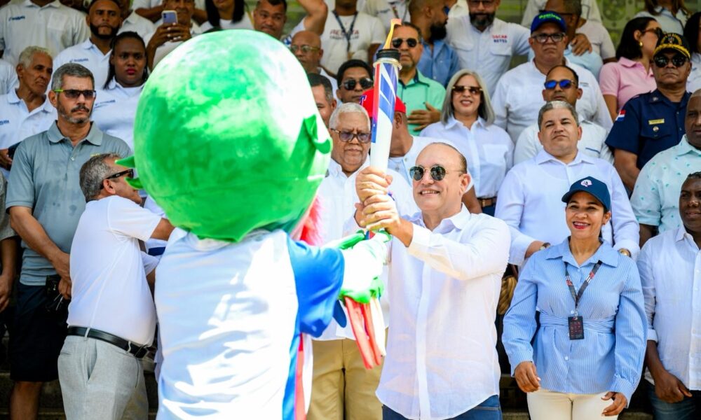 Alcalde-Ulises-Rodriguez-recibe-en-Santiago-la-Antorcha-de-los-XXV-Juegos-Centroamericanos-y-del-Car.jpeg