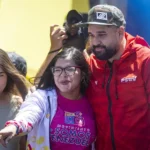 El diputado de la Asamblea Nacional de Venezuela Nicolás Maduro Guerra saluda durante una manifestación, el 23 de marzo de 2026, en Caracas (Venezuela).