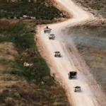 Un convoy de vehículos militares israelíes realiza maniobras en el sur del Líbano. EFE/EPA/Atef Safadi.