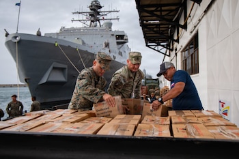 Militares ayudando en el puerto de Venezuela durante una misión de asistencia