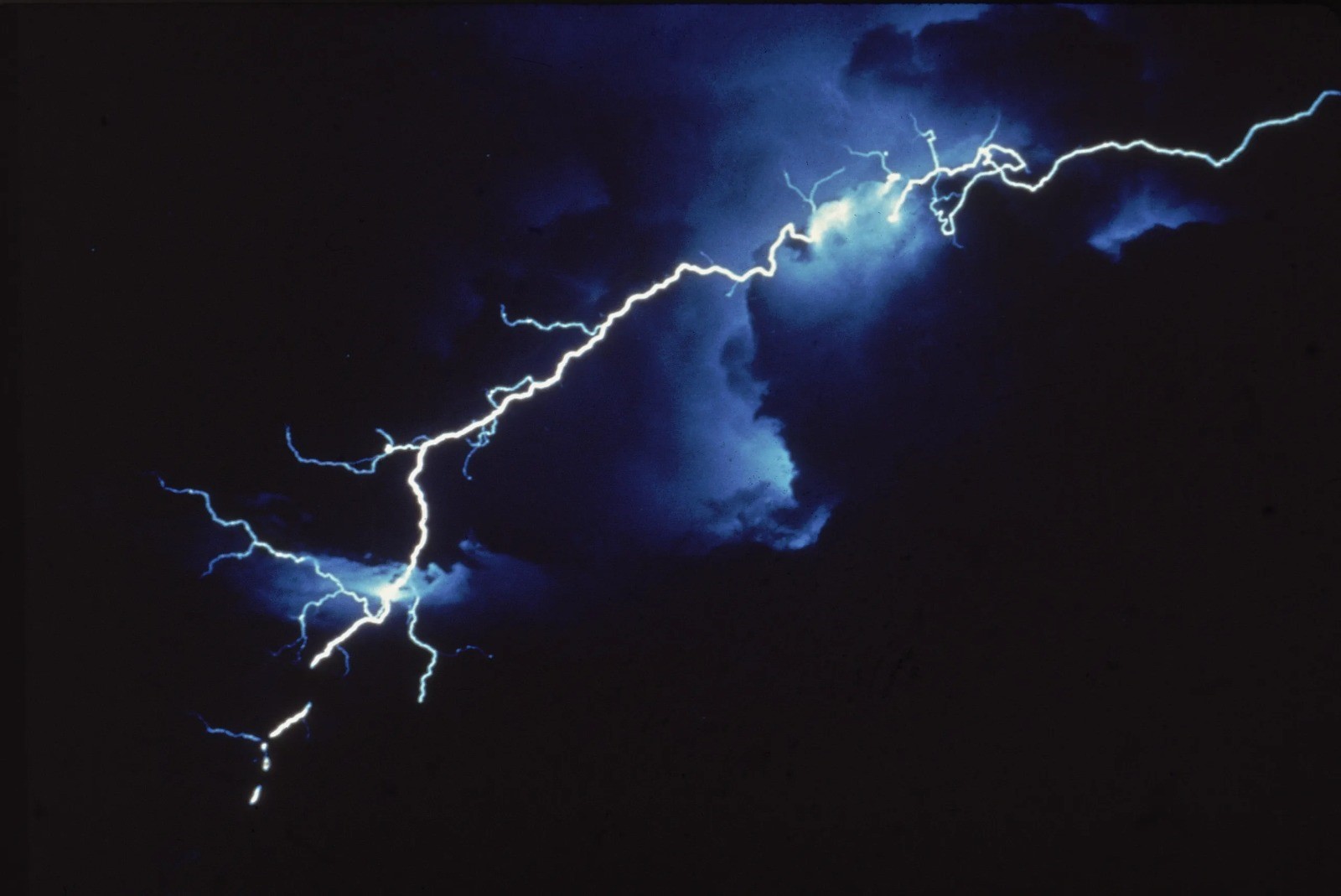 Joven-salvadoreno-buscaban-refugio-de-la-tormenta-y-resultado-impactado-por-un-rayo.jpg