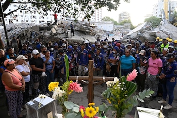Grupo de personas rinden homenaje a las víctimas
