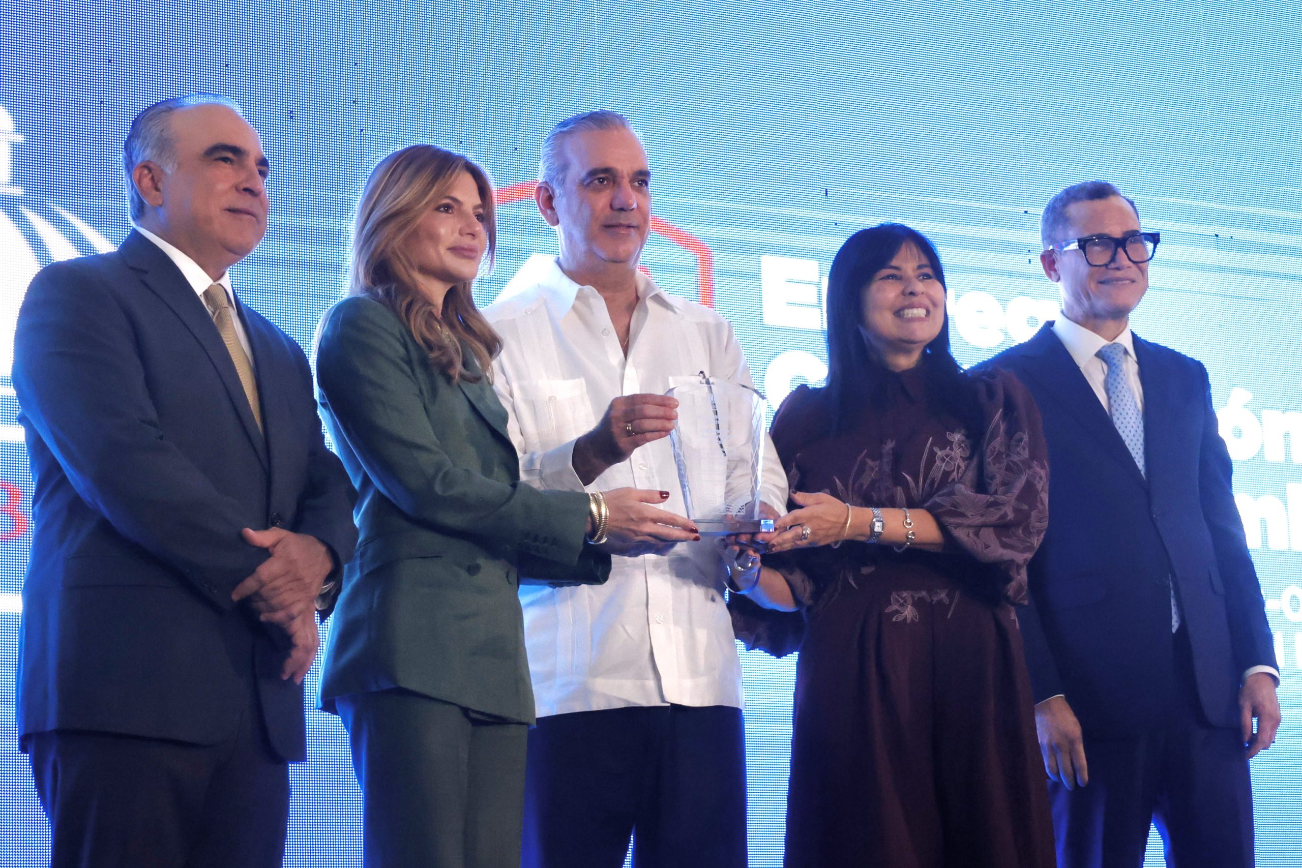 Paola-Rainieri-Luis-Abinader-Karina-Guaba-y-Eddy-Olivares-Ortega.jpg