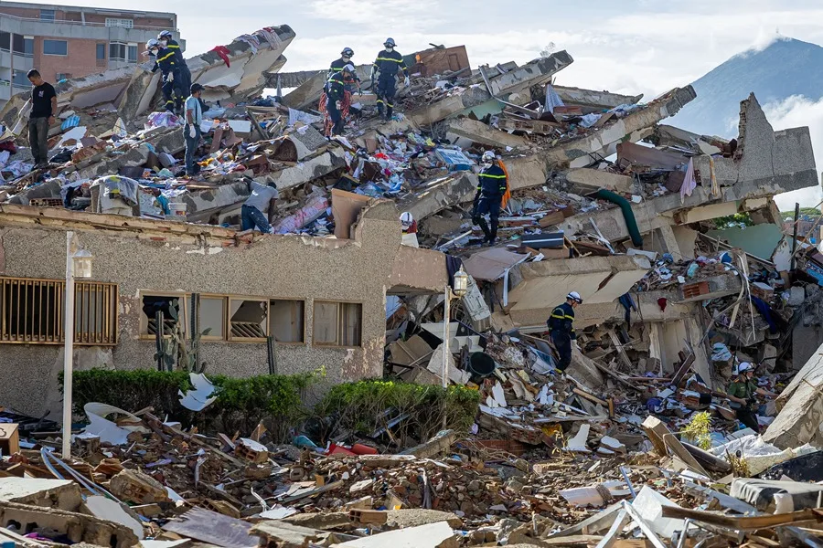 Rescatistas de Vietnam realizan labores de búsqueda de sobrevivientes a los terremotos, este martes en Catia La mar, La Guaira (Venezuela).