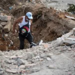 Voluntario entre escombros en La Guaira, Venezuela.
