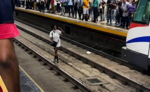 Mujer en las vías