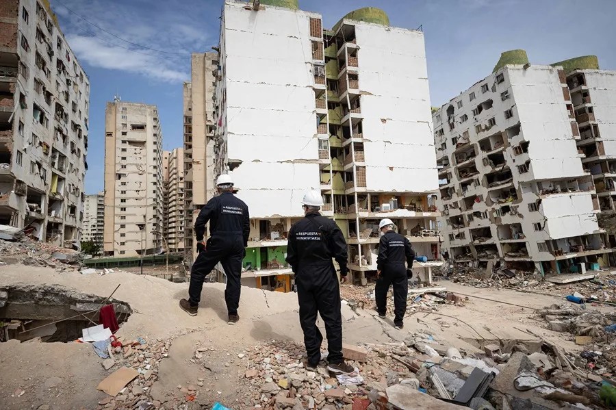 Rescatistas evaluando edificios afectados por los terremotos en La Guaira