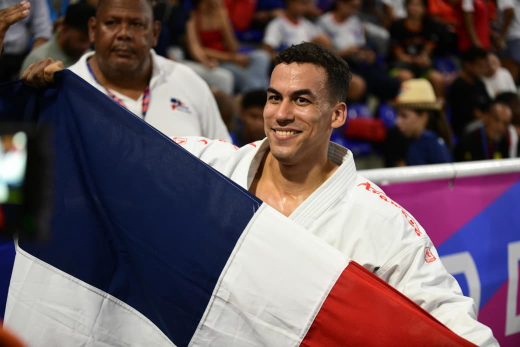Larry Aracena sostiene la bandera de República Dominicana luego de ganar la medalla de oro.