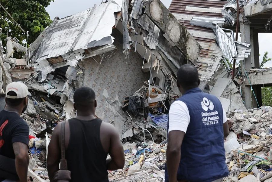 Personas observan un edificio destruido por el terremoto, el 12 de agosto de 2026, en Quibdó, Chocó (Colombia). EFE/ Mauricio Dueñas Castañeda.