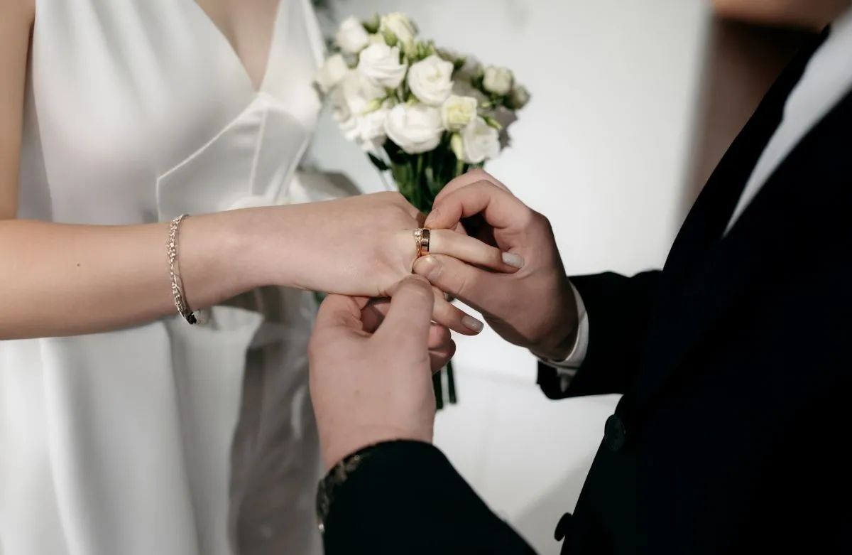 Dos-personas-intercambian-anillos-en-una-ceremonia-de-boda-shutterstock_2548484465.webp.webp