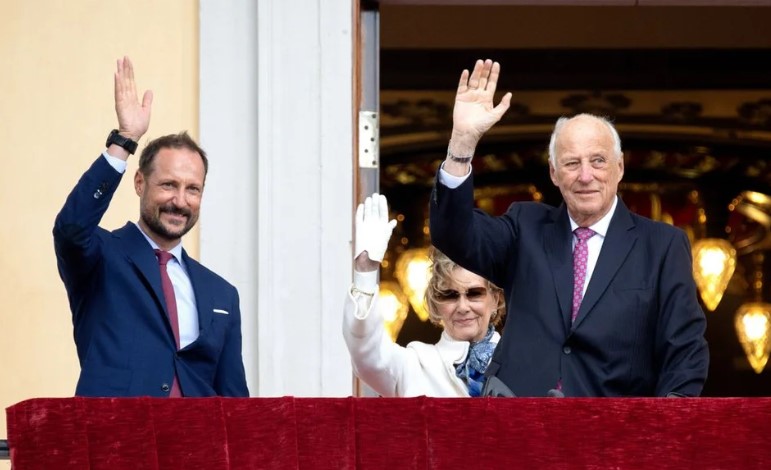 Nuevo-Rey-de-Noruega-junto-a-su-padre.jpg
