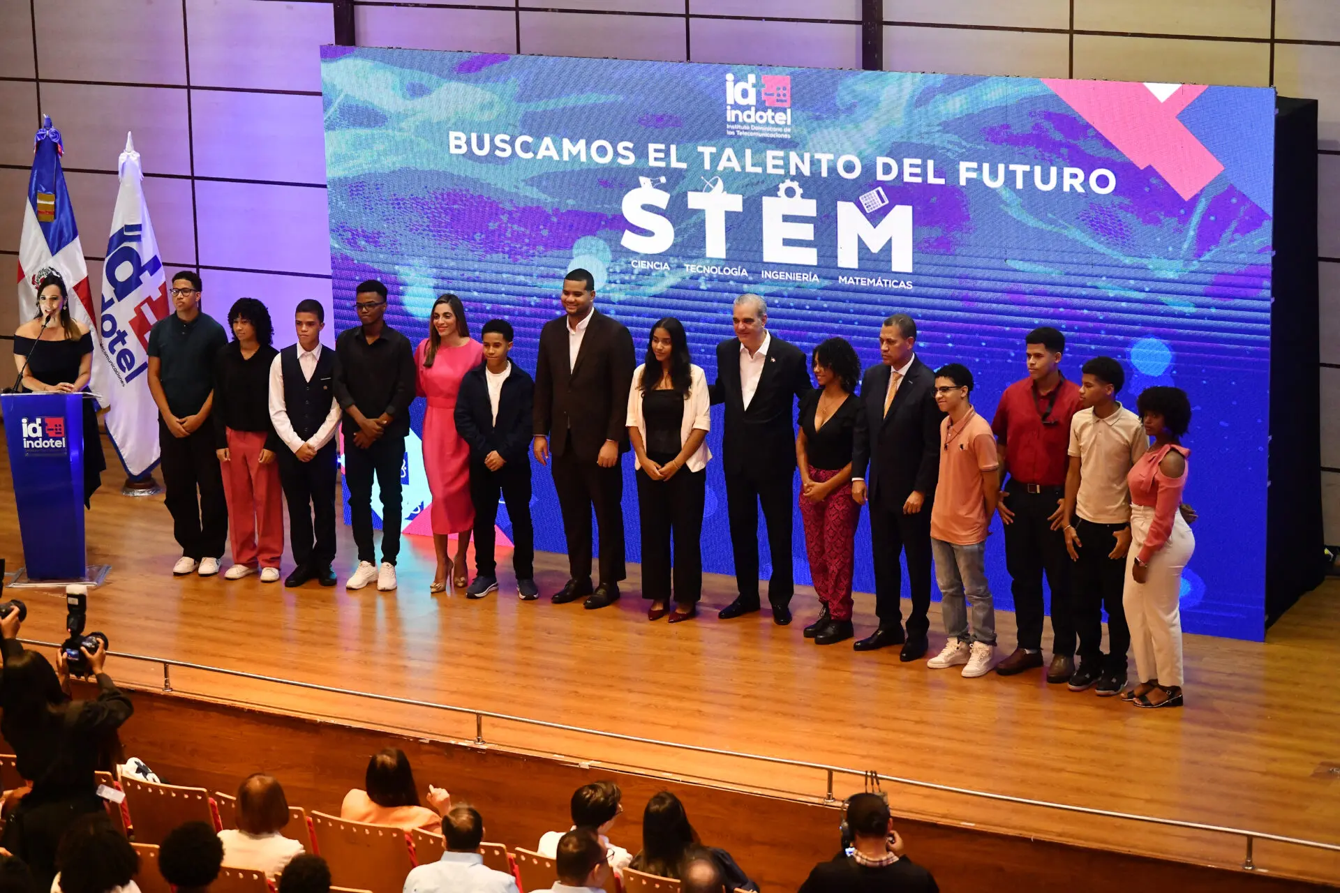 el-presidente-luis-Abinader-encabeza-el-acto-de-los-premio-buscanndo-el-talento-04-08-26-felix-de-la.webp
