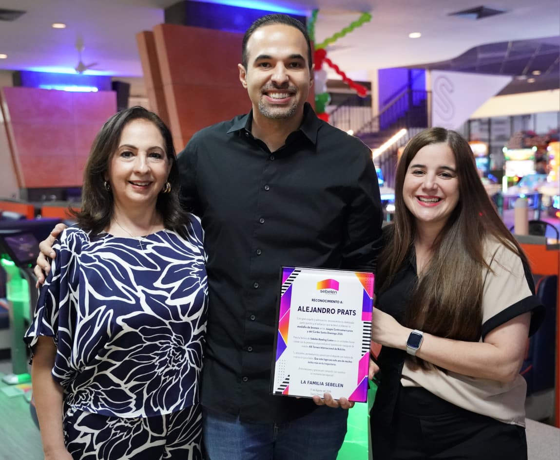 Alex muestra el certificado del Torneo Internacional de Boliche.