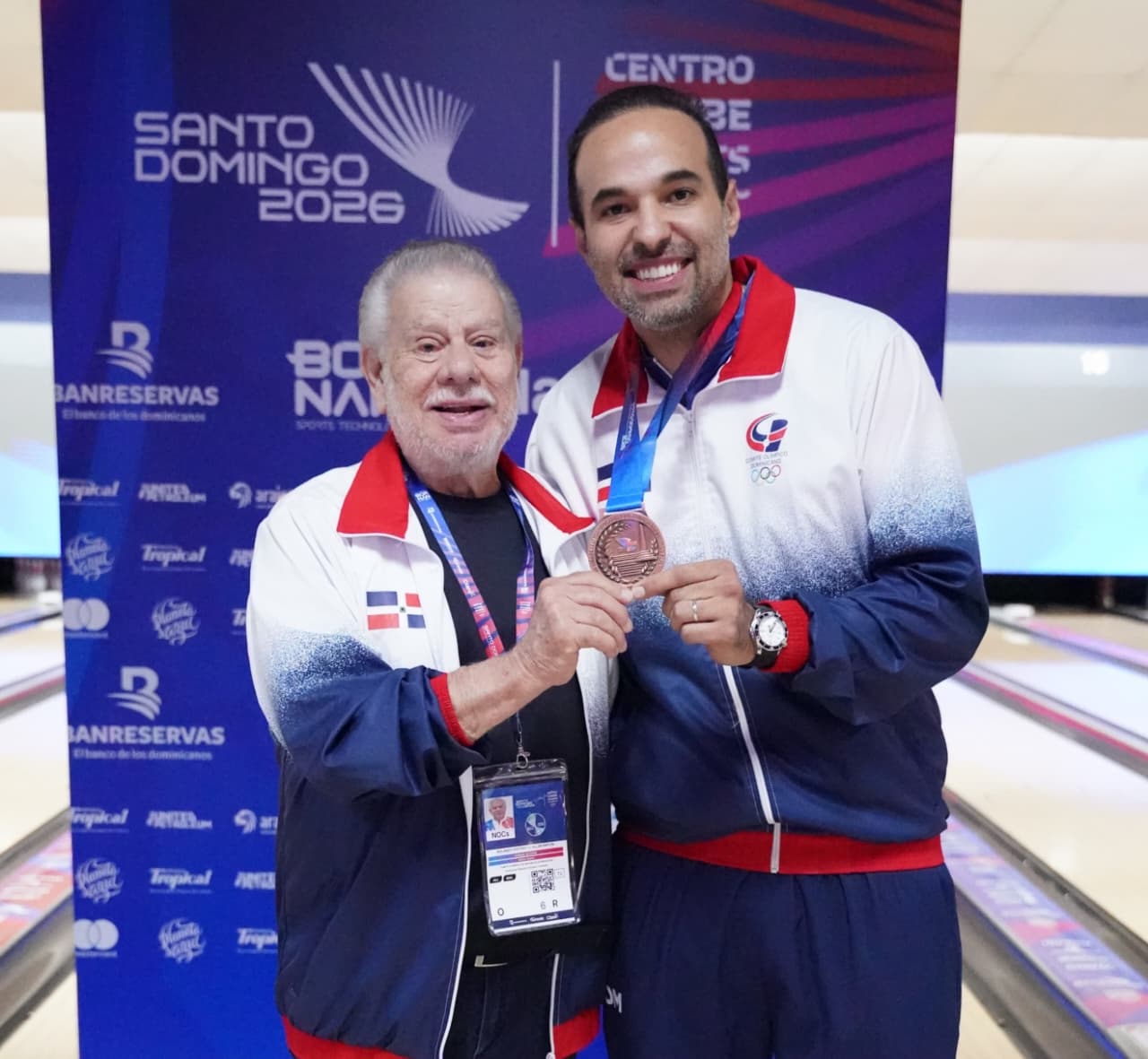 Rolando Sebelén con la medalla de bronce de Alex en los Juegos Centroamericanos y del Caribe.