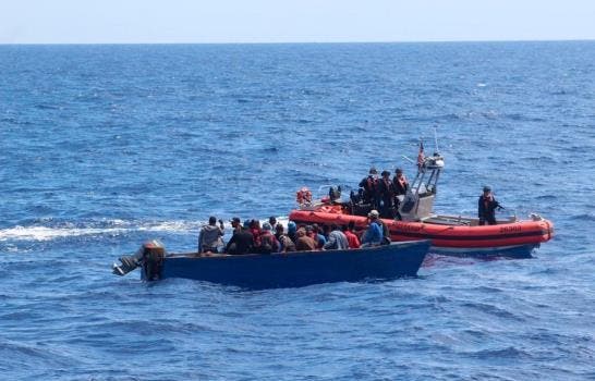 Cientos-de-emigrantes-caribenos-en-su-mayoria-haitianos-arriban-en-yola-a-Puerto-Rico-.jpg
