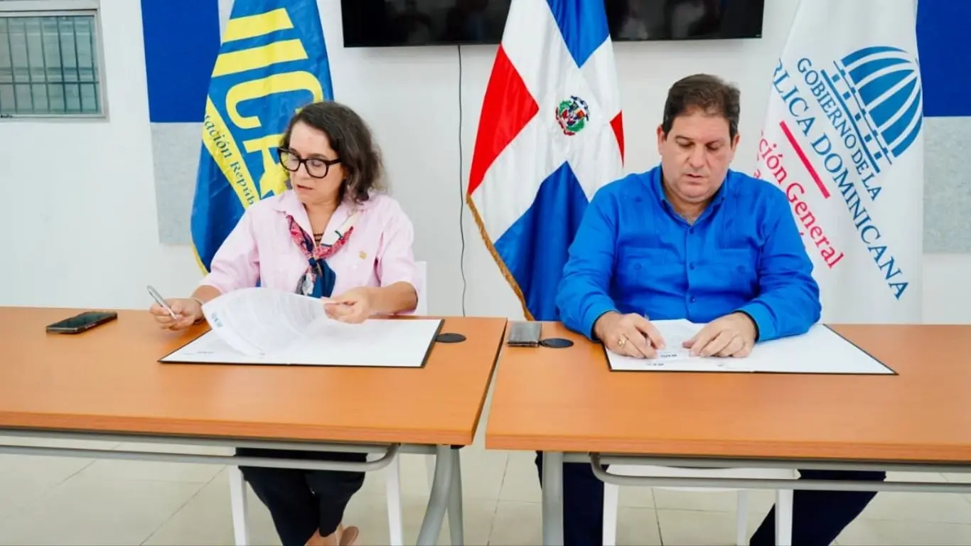 DGII-recibe-el-Buzon-Fisico-de-Denuncias-Ciudadanas-por-la-DIGEIG-3-1.jpg.webp.webp