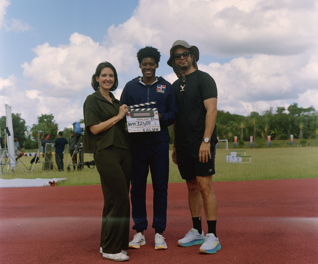 Jessica-Hasbund-y-Kelvin-Liria-productores-ejecutivos-del-proyecto-junto-a-la-atleta-Marileidy-Pauli.png