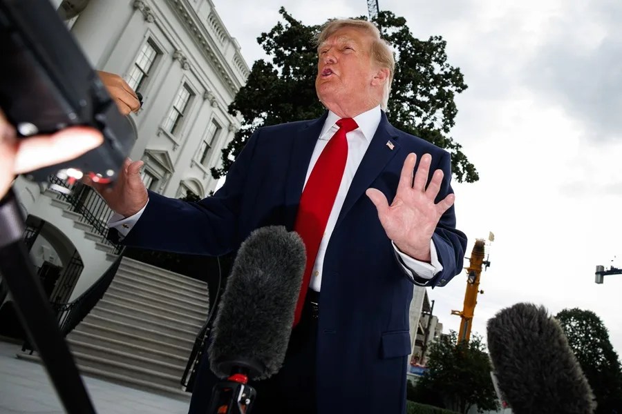 El presidente de EE. UU., Donald Trump, habla con los periodistas antes de partir a bordo del Marine One desde el nuevo helipuerto del Jardín Sur de la Casa Blanca, en Washington D. C., el 26 de septiembre de 2026. EFE/EPA/Samuel Corum / POOL.