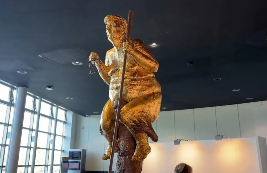 estatua-dorada-de-Trump-desnudo-con-un-palo-de-golf-sorprende-al-Parlamento-Europeo.webp.webp